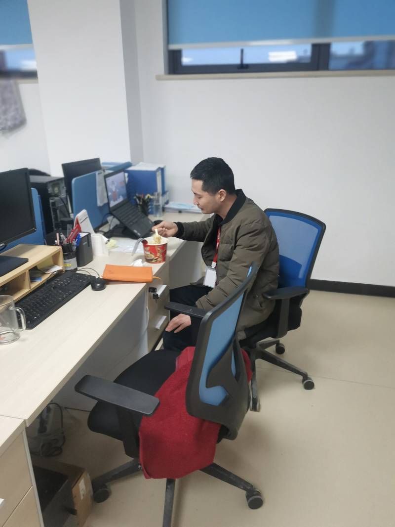 开发部张林海，，，，，在疫情爆发的时间毅然决然重新昌来到了上海，，，，，真正的逆行者，，，，，和上海的开发部同事一起共克时艰(1).jpg